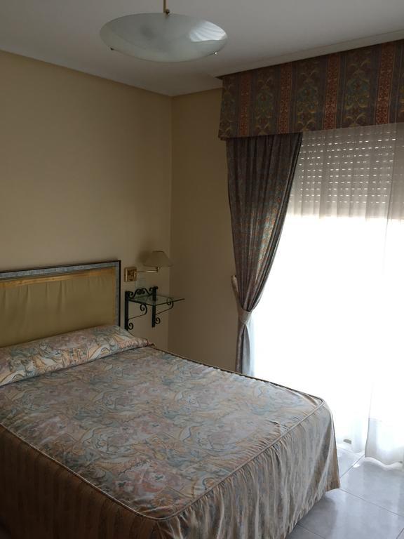 Hotel Restaurante Derby Carballino Chambre photo