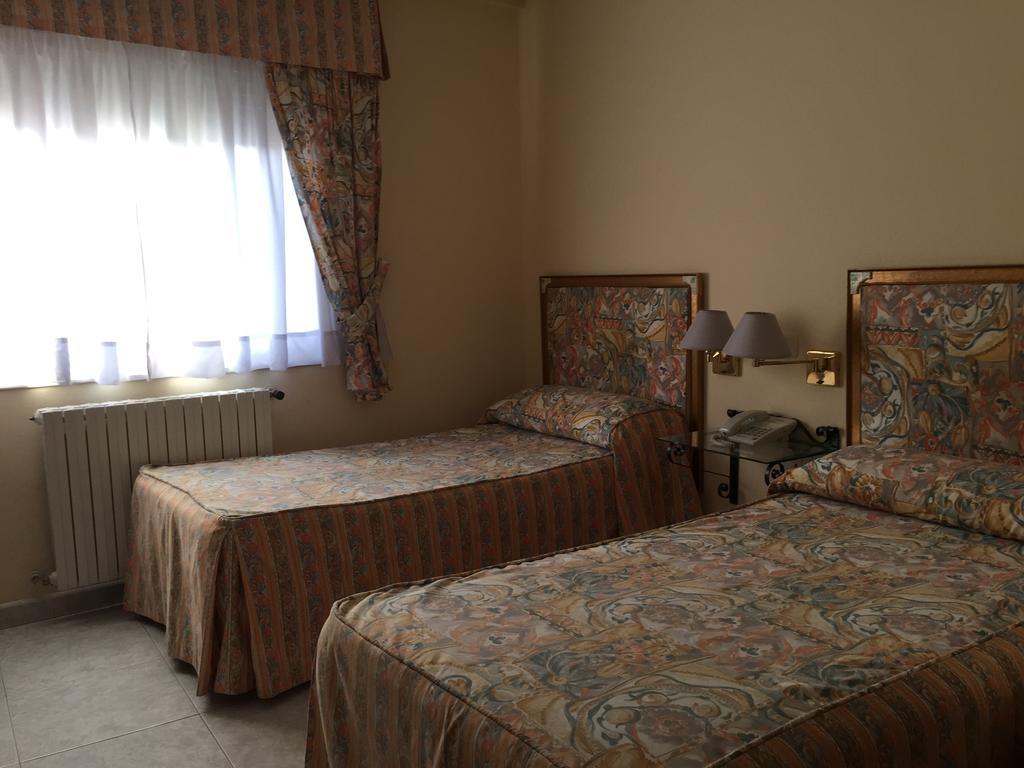 Hotel Restaurante Derby Carballino Extérieur photo