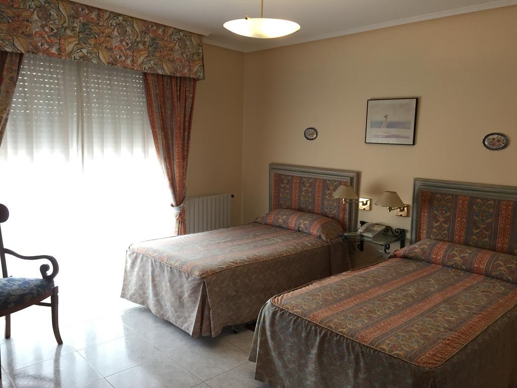 Hotel Restaurante Derby Carballino Extérieur photo