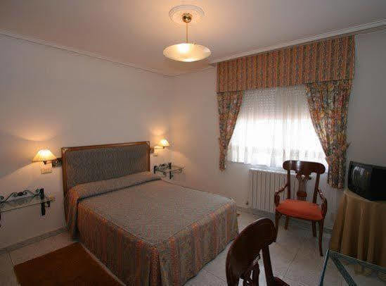 Hotel Restaurante Derby Carballino Extérieur photo
