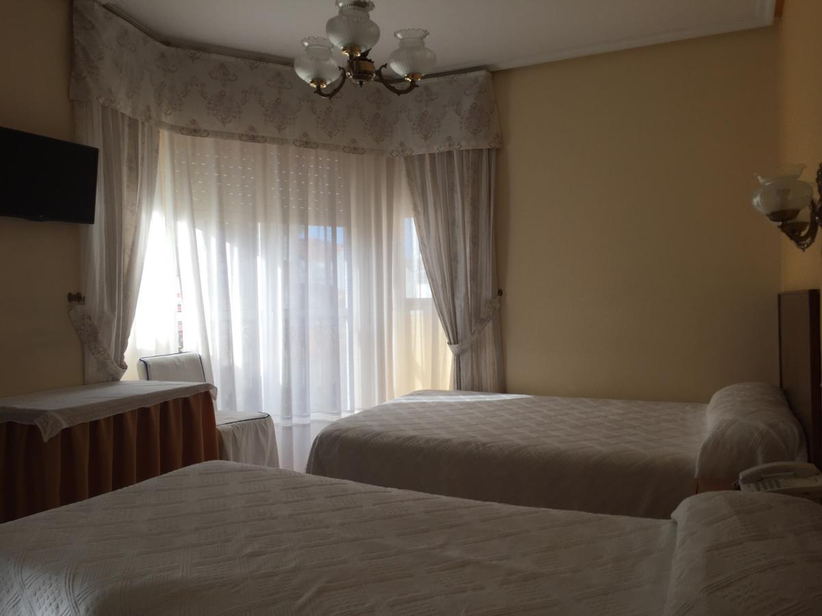 Hotel Restaurante Derby Carballino Extérieur photo
